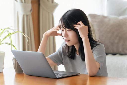 夏の終わりに体調不良を感じる人のイメージ。だるさや食欲不振、眠気などの症状